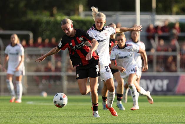 Marlene Mueller (Bayer 04 Leverkusen) und Pernille Harder (FC Bayern Muenchen) im Zweikampf waehrend des Spiels der Frauen Bundesliga zwischen Bayer 04 Leverkusen und FC Bayern Muenchen, Ulrich-Haberland-Stadion am 14. September 2026 in Leverkusen, Deutschland. (Foto von Oliver Kaelke DeFodi Images) +++ Marlene Mueller (Bayer 04 Leverkusen) und Pernille Harder (FC Bayern Muenchen) battle for the ball during the Bundesliga match between Bayer 04 Leverkusen and FC Bayern Muenchen at Ulrich-Haberland-Stadion on September 14, 2026 in Leverkusen, Germany. (Photo by Oliver Kaelke DeFodi Images) DFB DFL REGULATIONS PROHIBIT ANY USE OF PHOTOGRAPHS AS IMAGE SEQUENCES AND OR QUASI-VIDEO. (Photo by Oliver Kaelke DeFodi Images) -