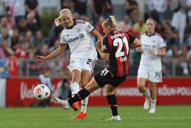 Pernille Harder (FC Bayern Muenchen) und Vanessa Fudalla (Bayer 04 Leverkusen) im Zweikampf waehrend des Spiels der Frauen Bundesliga zwischen Bayer 04 Leverkusen und FC Bayern Muenchen, Ulrich-Haberland-Stadion am 14. September 2026 in Leverkusen, Deutschland. (Foto von Oliver Kaelke DeFodi Images) +++ Pernille Harder (FC Bayern Muenchen) und Vanessa Fudalla (Bayer 04 Leverkusen) battle for the ball during the Bundesliga match between Bayer 04 Leverkusen and FC Bayern Muenchen at Ulrich-Haberland-Stadion on September 14, 2026 in Leverkusen, Germany. (Photo by Oliver Kaelke DeFodi Images) DFB DFL REGULATIONS PROHIBIT ANY USE OF PHOTOGRAPHS AS IMAGE SEQUENCES AND OR QUASI-VIDEO. (Photo by Oliver Kaelke DeFodi Images) -