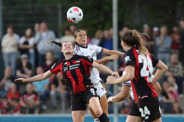 Claudia Wenger (Bayer 04 Leverkusen) und Klara Buehl (FC Bayern Muenchen) im Zweikampf waehrend des Spiels der Frauen Bundesliga zwischen Bayer 04 Leverkusen und FC Bayern Muenchen, Ulrich-Haberland-Stadion am 14. September 2026 in Leverkusen, Deutschland. (Foto von Oliver Kaelke DeFodi Images) +++ Claudia Wenger (Bayer 04 Leverkusen) und Klara Buehl (FC Bayern Muenchen) battle for the ball during the Bundesliga match between Bayer 04 Leverkusen and FC Bayern Muenchen at Ulrich-Haberland-Stadion on September 14, 2026 in Leverkusen, Germany. (Photo by Oliver Kaelke DeFodi Images) DFB DFL REGULATIONS PROHIBIT ANY USE OF PHOTOGRAPHS AS IMAGE SEQUENCES AND OR QUASI-VIDEO. (Photo by Oliver Kaelke DeFodi Images) -