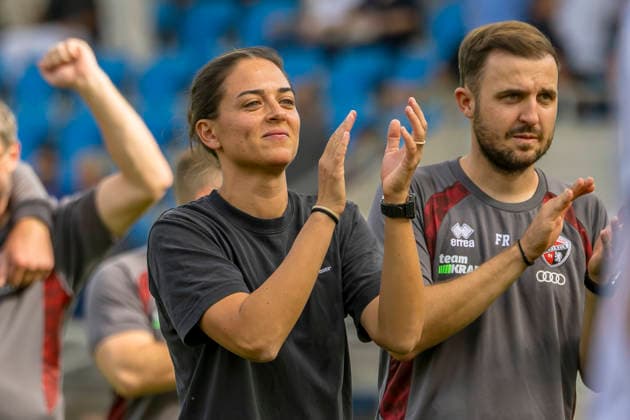 Saarbrücken, Deutschland 12. September 2026: 3. Liga - 2026 2027 - Sp. 5 - 1. FC Saarbrücken gegen FC Ingolstadt 04 Im Bild: v.li. Trainerin Sabrina Wittmann (FCI) feiert gut gelaunt mit den mitgereisten Fans. DFB DFL regulations prohibit any use of photographs as image sequences and or quasi-video Ludwigparkstadion Saarland Copyright: xFotostandx xSchäferx