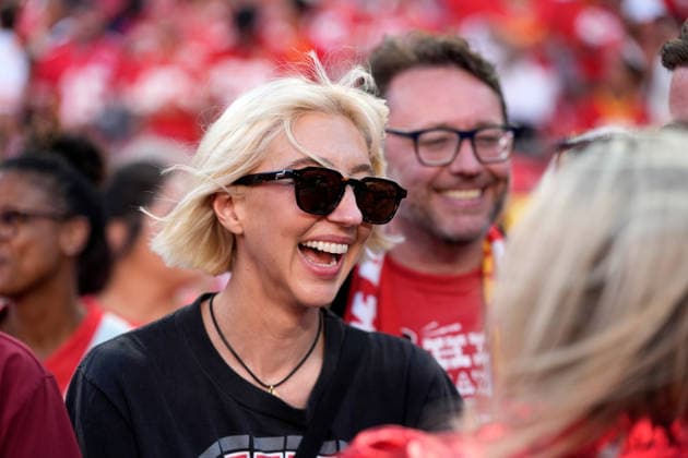 Heidi Gardner enjoys the Broncos vs Chiefs game on Monday Night Football at Arrowhead Stadium in Kansas City, Missouri on Monday September 14, 2026.  KCP2026091417 JONxROBICHAUD