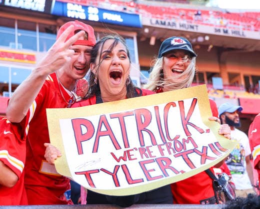 Sep 14, 2026: Chiefs fans celebrates after getting an autograph from Kansas City Chiefs quarterback Patrick MahomesÃ‚ (15) Kansas City, MO, USA; at Arrowhead Stadium. Mandatory Credit: -Cal Media Kansas City USA - ZUMAc04_ 20260914_zma_c04_075 Copyright: xRomanxPunox