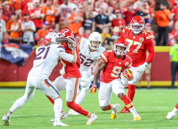 Sep 14, 2026: Kansas City Chiefs running back Kenneth Walker (9) runs away from Broncos defense in the 1st quarter against the Denver Broncos Kansas City, MO, USA; at Arrowhead Stadium. Mandatory Credit: -Cal Media Kansas City USA - ZUMAc04_ 20260914_zma_c04_119 Copyright: xRomanxPunox