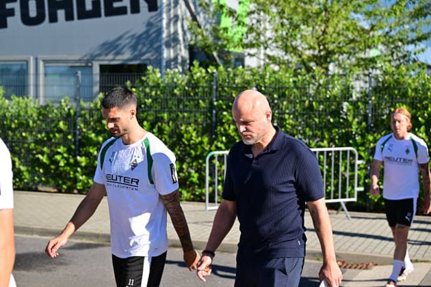 15.09.2026; Moenchengladbach; Fussball, Herren, Saison 2026 2027, Training Borussia Moenchengladbach Auf dem Weg zum Training v. li. Tim Kleindienst (Gladbach), Rouven Schroeder (Head of Sports, Gladbach) DFL regulations prohibit any use of photographs as image sequences and or quasi-video. ista-Borussia-Park Nordrhein-Westfalen Deutschland