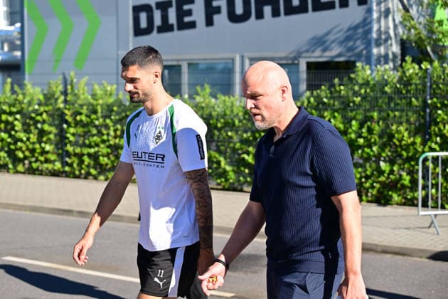 15.09.2026; Moenchengladbach; Fussball, Herren, Saison 2026 2027, Training Borussia Moenchengladbach Auf dem Weg zum Training v. li. Tim Kleindienst (Gladbach), Rouven Schroeder (Head of Sports, Gladbach) DFL regulations prohibit any use of photographs as image sequences and or quasi-video. ista-Borussia-Park Nordrhein-Westfalen Deutschland