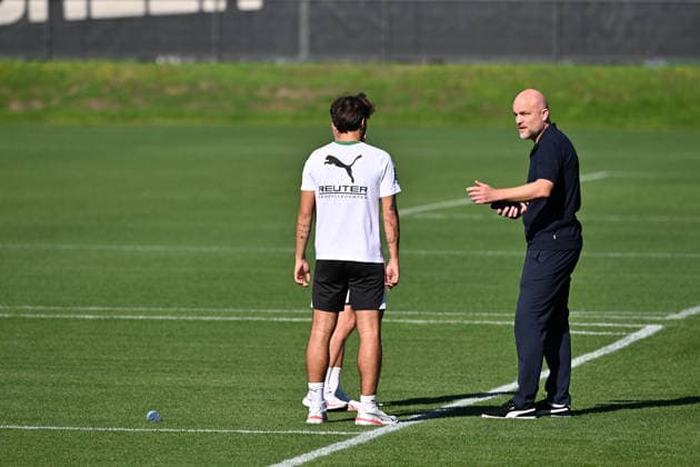 15.09.2026; Moenchengladbach; Fussball, Herren, Saison 2026 2027, Training Borussia Moenchengladbach Im Gespraech v. li. Jens Castrop (Gladbach), Rouven Schroeder (Head of Sports, Gladbach) DFL regulations prohibit any use of photographs as image sequences and or quasi-video. ista-Borussia-Park Nordrhein-Westfalen Deutschland