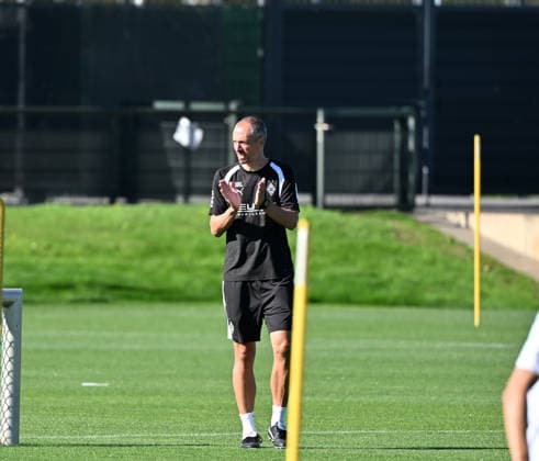 15.09.2026; Moenchengladbach; Fussball, Herren, Saison 2026 2027, Training Borussia Moenchengladbach Jan-Moritz Lichte (Interimstrainer Gladbach) klatscht in die Haende und feuert seine Spieler an DFL regulations prohibit any use of photographs as image sequences and or quasi-video. ista-Borussia-Park Nordrhein-Westfalen Deutschland