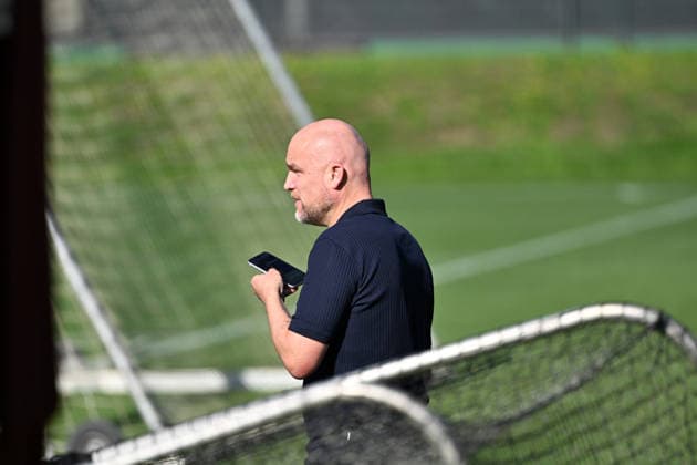 15.09.2026; Moenchengladbach; Fussball, Herren, Saison 2026 2027, Training Borussia Moenchengladbach Rouven Schroeder (Head of Sports, Gladbach) am Rande des Trainingsplatzes mit Handy DFL regulations prohibit any use of photographs as image sequences and or quasi-video. ista-Borussia-Park Nordrhein-Westfalen Deutschland