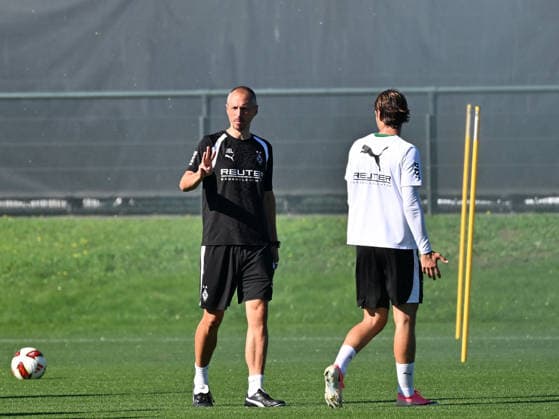 15.09.2026; Moenchengladbach; Fussball, Herren, Saison 2026 2027, Training Borussia Moenchengladbach Jan-Moritz Lichte (Interimstrainer Gladbach) gibt Anweisungen; rechts Florian Neuhaus (Gladbach) DFL regulations prohibit any use of photographs as image sequences and or quasi-video. ista-Borussia-Park Nordrhein-Westfalen Deutschland