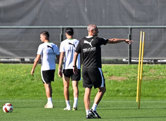 15.09.2026; Moenchengladbach; Fussball, Herren, Saison 2026 2027, Training Borussia Moenchengladbach Jan-Moritz Lichte (Interimstrainer Gladbach) gibt Anweisungen DFL regulations prohibit any use of photographs as image sequences and or quasi-video. ista-Borussia-Park Nordrhein-Westfalen Deutschland