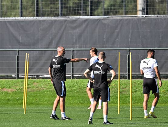 15.09.2026; Moenchengladbach; Fussball, Herren, Saison 2026 2027, Training Borussia Moenchengladbach Jan-Moritz Lichte (Interimstrainer Gladbach, li.) gibt Anweisungen DFL regulations prohibit any use of photographs as image sequences and or quasi-video. ista-Borussia-Park Nordrhein-Westfalen Deutschland