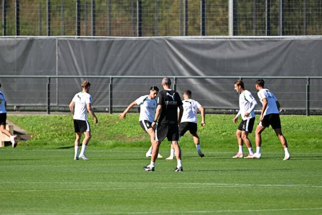 15.09.2026; Moenchengladbach; Fussball, Herren, Saison 2026 2027, Training Borussia Moenchengladbach Jan-Moritz Lichte (Interimstrainer Gladbach, vorne) beobachtet das Training seiner Spieler DFL regulations prohibit any use of photographs as image sequences and or quasi-video. ista-Borussia-Park Nordrhein-Westfalen Deutschland