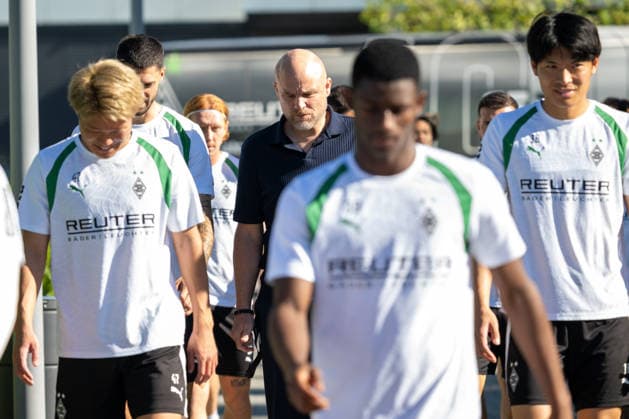 Rouven Schroeder (Borussia Moenchengladbach, Sportchef) geht mit der Mannschaft zum Trainingsplatz. Oeffentliches Training Borussia Moenchengladbach, Fussball, Bundesliga, Saison 2026 2027, 15.09.2026 oeffentliches Training Borussia Moenchengladbach, Fussball, Bundesliga, Saison 2026 2027, 15.09.2026 Moenchengladbach Copyright: xEibner-Pressefoto ThomasxHaeslerx EP_THR