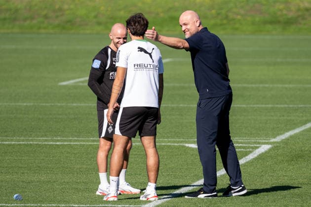 Rouven Schroeder (Borussia Moenchengladbach, Sportchef) gibt Jens Castrop (Borussia Moenchengladbach, 17) einen freundschaftlichen Klaps. Dabei Philipp Schmidt (Borussia Moenchengladbach, Athletiktrainer). Oeffentliches Training Borussia Moenchengladbach, Fussball, Bundesliga, Saison 2026 2027, 15.09.2026 oeffentliches Training Borussia Moenchengladbach, Fussball, Bundesliga, Saison 2026 2027, 15.09.2026 Moenchengladbach Copyright: xEibner-Pressefoto ThomasxHaeslerx EP_THR
