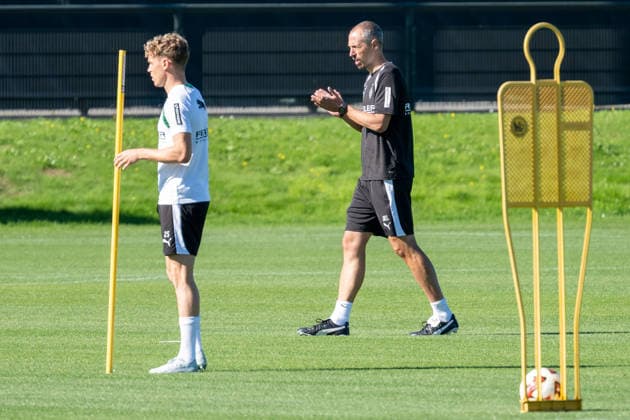 Jan Moritz Lichte (Borussia Moenchengladbach, Interimstrainer) motiviert die Mannschaft bei den Passuebungen. Daneben Robin Hack (Borussia Moenchengladbach, 25). Oeffentliches Training Borussia Moenchengladbach, Fussball, Bundesliga, Saison 2026 2027, 15.09.2026 oeffentliches Training Borussia Moenchengladbach, Fussball, Bundesliga, Saison 2026 2027, 15.09.2026 Moenchengladbach Copyright: xEibner-Pressefoto ThomasxHaeslerx EP_THR
