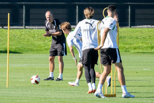 Jan Moritz Lichte (Borussia Moenchengladbach, Interimstrainer) motiviert Daiki Hashioka (Borussia Moenchengladbach, 14) bei der Uebung. Dahinter Ko Itakura (Borussia Moenchengladbach, 06) und Tim Kleindienst (Borussia Moenchengladbach, 11). Oeffentliches Training Borussia Moenchengladbach, Fussball, Bundesliga, Saison 2026 2027, 15.09.2026 oeffentliches Training Borussia Moenchengladbach, Fussball, Bundesliga, Saison 2026 2027, 15.09.2026 Moenchengladbach Copyright: xEibner-Pressefoto ThomasxHaeslerx EP_THR
