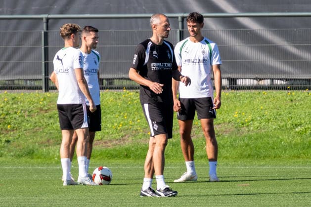 Jan Moritz Lichte (Borussia Moenchengladbach, Interimstrainer) mit Robin Hack (Borussia Moenchengladbach, 25), Kevin Stoeger (Borussia Moenchengladbach, 07) und Fabia Chiarodia (Borussia Moenchengladbach, 02). Oeffentliches Training Borussia Moenchengladbach, Fussball, Bundesliga, Saison 2026 2027, 15.09.2026 oeffentliches Training Borussia Moenchengladbach, Fussball, Bundesliga, Saison 2026 2027, 15.09.2026 Moenchengladbach Copyright: xEibner-Pressefoto ThomasxHaeslerx EP_THR