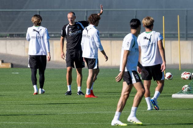 Jan Moritz Lichte (Borussia Moenchengladbach, Interimstrainer) teilt die Spieler in Gruppen ein. Oeffentliches Training Borussia Moenchengladbach, Fussball, Bundesliga, Saison 2026 2027, 15.09.2026 oeffentliches Training Borussia Moenchengladbach, Fussball, Bundesliga, Saison 2026 2027, 15.09.2026 Moenchengladbach Copyright: xEibner-Pressefoto ThomasxHaeslerx EP_THR