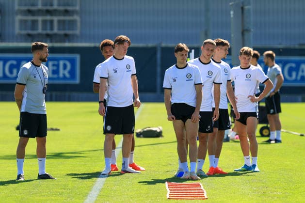 SOCCER - UEFA EL, Sturm vs Rennais GRAZ,AUSTRIA,15.SEP.26 - SOCCER - UEFA Europa League, Sturm Graz vs Stade Rennais FC, preview, training Sturm. Image shows the team of Sturm with head coach Fabio Ingolitsch, Luca Weinhandl and Belmin Beganovic (Sturm).  GEPAxpictures xMarioxBuehner-Weinrauch