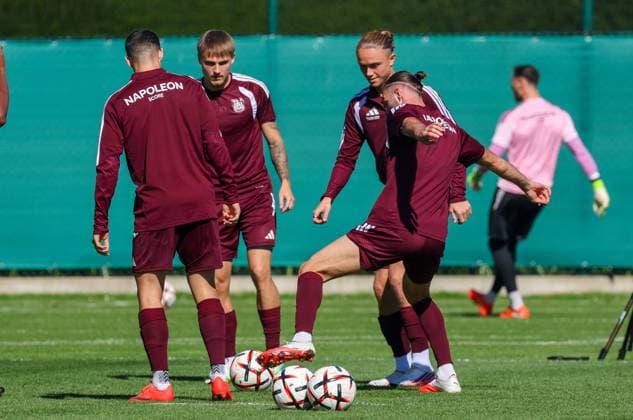 Anderlecht s Thelo Aasgaard and Anderlecht s Leo Petrot fight for the ball during a training session of Belgian soccer team RSC Anderlecht ahead of the game against French club Olympique Lyonnais, Tuesday 15 September 2026 in Brussels, for the first day (out of 8) of the league phase of the UEFA Europa League phase. VIRGINIExLEFOUR  x186491345x