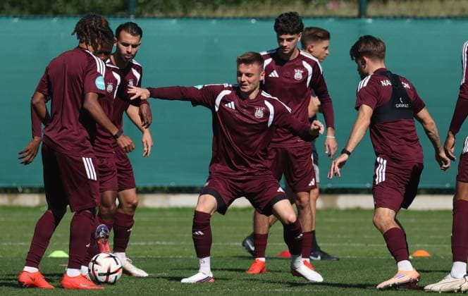 Anderlecht s Noah Kalonji; Anderlecht s Oleg Reabciuk and Anderlecht s Adriano Bertaccini fight for the ball during a training session of Belgian soccer team RSC Anderlecht ahead of the game against French club Olympique Lyonnais, Tuesday 15 September 2026 in Brussels, for the first day (out of 8) of the league phase of the UEFA Europa League phase. VIRGINIExLEFOUR  x186494069x
