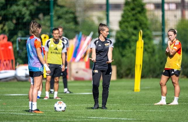 Fußball, Frauen, Saison 2026 2027, Google Pixel Frauen-Bundesliga, 1. FC Union Berlin, Training, v. l. Jill Janssens (1. Frauen 1. FC Union), Trainerin Marie-Louise Eta (1. Frauen 1. FC Union), Lisa Heiseler (1. Frauen 1. FC Union), 15.09.2026, Copyright: xMatthiasxKochx
