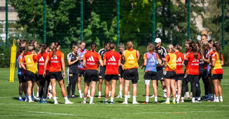 Fußball, Frauen, Saison 2026 2027, Google Pixel Frauen-Bundesliga, 1. FC Union Berlin, Training, Ansprache Trainerin Marie-Louise Eta (1. Frauen 1. FC Union), 15.09.2026, Copyright: xMatthiasxKochx