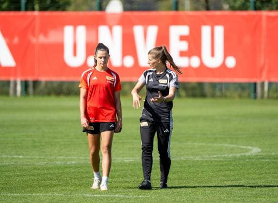 Fußball, Frauen, Saison 2026 2027, Google Pixel Frauen-Bundesliga, 1. FC Union Berlin, Training, v. l. Leela Egli (1. Frauen 1. FC Union), Trainerin Marie-Louise Eta (1. Frauen 1. FC Union), 15.09.2026, Copyright: xMatthiasxKochx