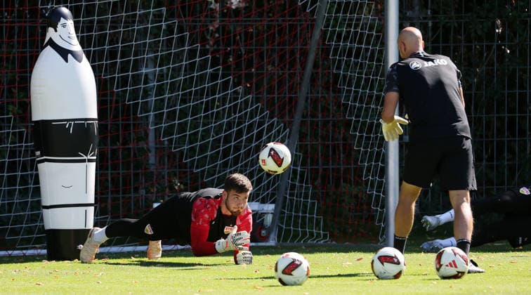 2026.09.15, Deutschland, Stuttgart, Fußball VfB Stuttgart Training, v.l. Dennis Seimen, Torwartrainer Steffen Krebs