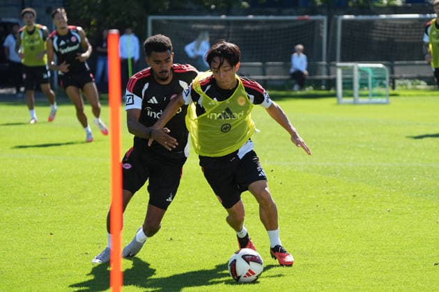 Zweikampf Ansgar Knauff (Eintracht Frankfurt) gegen Keita Kosugi (Eintracht Frankfurt) - 15.09.2026 Bundesliga, Saison 26 27: Eintracht Frankfurt Training