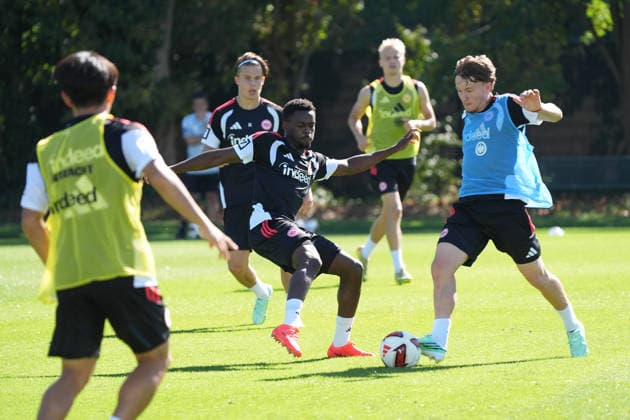 Zweikampf Noel Aseko (Eintracht Frankfurt) gegen Nachwuchstalent Niko Ilicevic (Eintracht Frankfurt) - 15.09.2026 Bundesliga, Saison 26 27: Eintracht Frankfurt Training