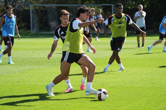 Can Uzun (Eintracht Frankfurt) setzt sich gegen Mario Götze (Eintracht Frankfurt) durch - 15.09.2026 Bundesliga, Saison 26 27: Eintracht Frankfurt Training