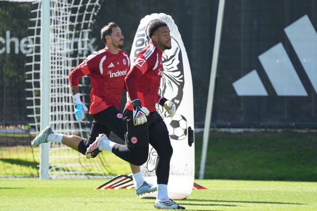 Torwart Noah Atubolu (Eintracht Frankfurt) im Laufduell mit Torwart Jens Grahl (Eintracht Frankfurt) - 15.09.2026 Bundesliga, Saison 26 27: Eintracht Frankfurt Training