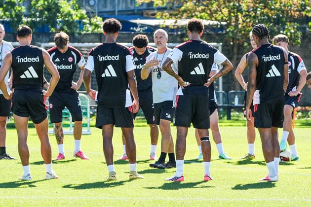 Trainer Adi Hütter (Eintracht Frankfurt) gibt Anweisungen im Training - 15.09.2026 Bundesliga, Saison 26 27: Eintracht Frankfurt Training