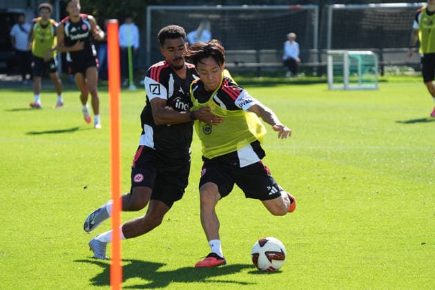 Zweikampf Ansgar Knauff (Eintracht Frankfurt) gegen Keita Kosugi (Eintracht Frankfurt) - 15.09.2026 Bundesliga, Saison 26 27: Eintracht Frankfurt Training
