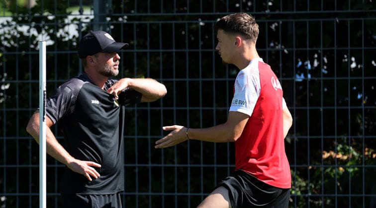 2026.09.15, Deutschland, Stuttgart, Fußball VfB Stuttgart Training, v.l. Trainer Sebastian Hoeneß, Dzenan Pejcinovic (VfB)