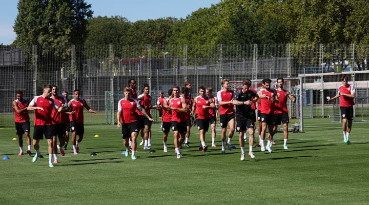 2026.09.15, Deutschland, Stuttgart, Fußball VfB Stuttgart Training, Feature Warmup