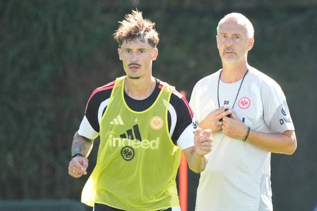 Trainer Adi Hütter (Eintracht Frankfurt) beobachtet Kapitän Robin Koch (Eintracht Frankfurt) - 15.09.2026 Bundesliga, Saison 26 27: Eintracht Frankfurt Training