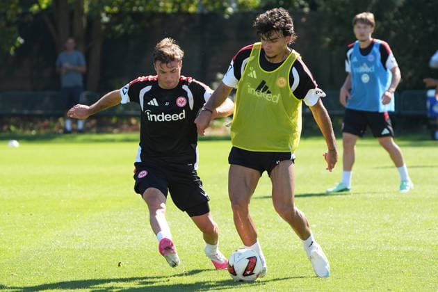 Zweikampf Mario Götze (Eintracht Frankfurt), Can Uzun (Eintracht Frankfurt) - 15.09.2026 Bundesliga, Saison 26 27: Eintracht Frankfurt Training