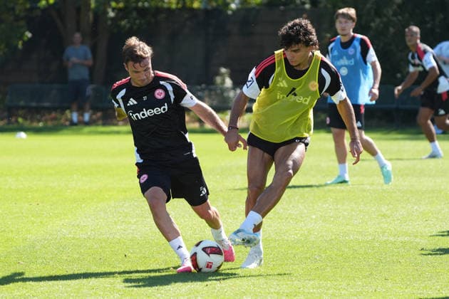 Zweikampf Mario Götze (Eintracht Frankfurt), Can Uzun (Eintracht Frankfurt) - 15.09.2026 Bundesliga, Saison 26 27: Eintracht Frankfurt Training