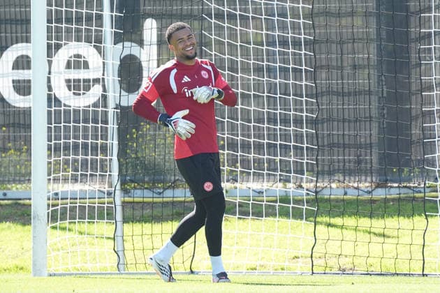 Torwart Noah Atubolu (Eintracht Frankfurt) gut gelaunt - 15.09.2026 Bundesliga, Saison 26 27: Eintracht Frankfurt Training