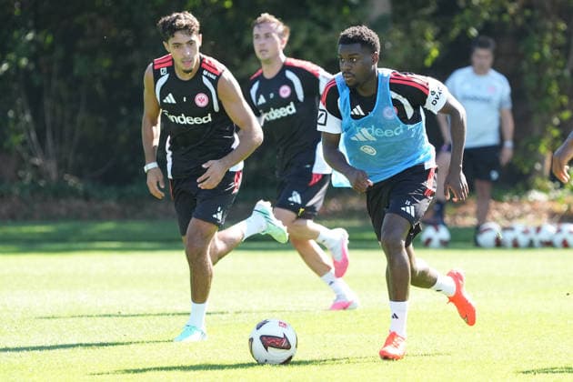 Noel Aseko (Eintracht Frankfurt) gegen Fares Chaibi (Eintracht Frankfurt) - 15.09.2026 Bundesliga, Saison 26 27: Eintracht Frankfurt Training