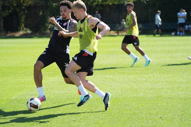 Nnamdi Collins (Eintracht Frankfurt) gegen Jonathan Burkardt (Eintracht Frankfurt) - 15.09.2026 Bundesliga, Saison 26 27: Eintracht Frankfurt Training
