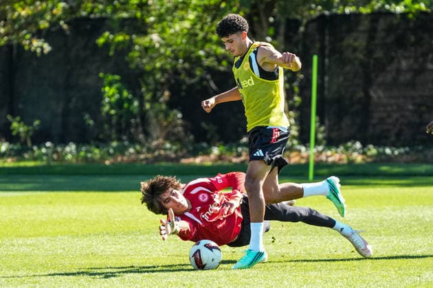 Ayoube Amaimouni-Echghouyab (Eintracht Frankfurt) gegen Torwart Amil Siljevic (Eintracht Frankfurt) - 15.09.2026 Bundesliga, Saison 26 27: Eintracht Frankfurt Training