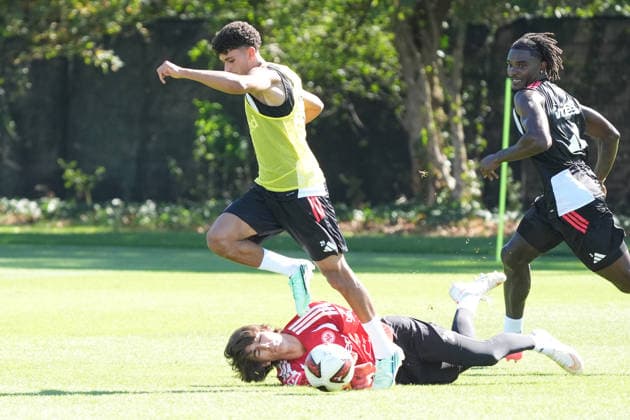 Ayoube Amaimouni-Echghouyab (Eintracht Frankfurt) gegen Torwart Amil Siljevic (Eintracht Frankfurt) - 15.09.2026 Bundesliga, Saison 26 27: Eintracht Frankfurt Training