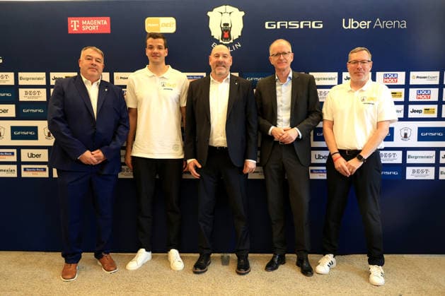 15.09.2026, GER ,DEU, Deutschland Georg Friedrichs (Vorstandsvorsitzender GASAG), Eisbären-Geschäftsführer Thomas Bothstede, StŽphane Richer (Sportdirektor Eisbären Berlin) und Cheftrainer ƒric Dubois. Eisbären-Kapitän Kai Wissmann nordphoto GmbH Engler Berlin GASAG Berlin Deutschland Copyright: xNordphotox xEnglerx