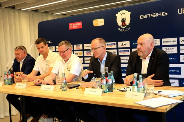 15.09.2026, GER ,DEU, Deutschland Georg Friedrichs (Vorstandsvorsitzender GASAG), Eisbären-Geschäftsführer Thomas Bothstede, StŽphane Richer (Sportdirektor Eisbären Berlin) und Cheftrainer ƒric Dubois. Eisbären-Kapitän Kai Wissmann nordphoto GmbH Engler Berlin GASAG Berlin Deutschland Copyright: xNordphotox xEnglerx
