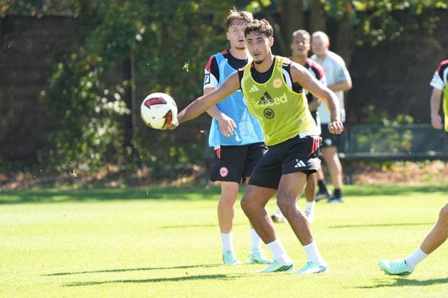 Fares Chaibi (Eintracht Frankfurt) setzt sich gegen Nachwuchstalent Niko Ilicevic (Eintracht Frankfurt) durch - 15.09.2026 Bundesliga, Saison 26 27: Eintracht Frankfurt Training