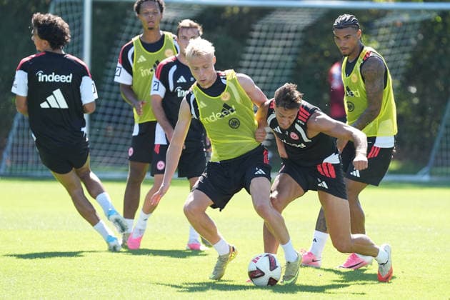 Zweikampf Oscar Hojlund (Eintracht Frankfurt) gegen Younes Ebnoutalib (Eintracht Frankfurt) - 15.09.2026 Bundesliga, Saison 26 27: Eintracht Frankfurt Training