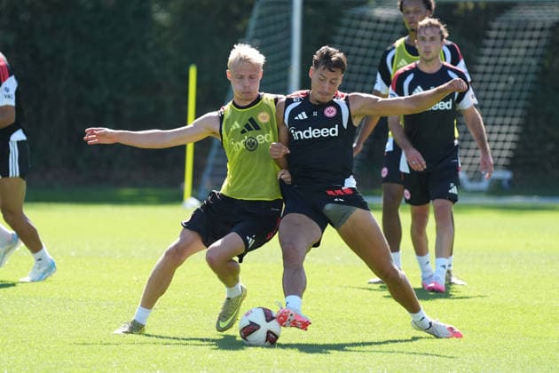 Zweikampf Oscar Hojlund (Eintracht Frankfurt) gegen Younes Ebnoutalib (Eintracht Frankfurt) - 15.09.2026 Bundesliga, Saison 26 27: Eintracht Frankfurt Training